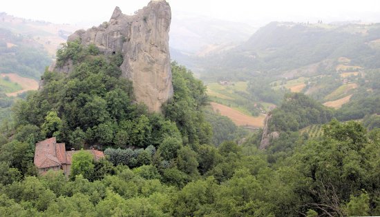 Panorama verso valle dai
Sassi di Roccamalatina
(49664 bytes)